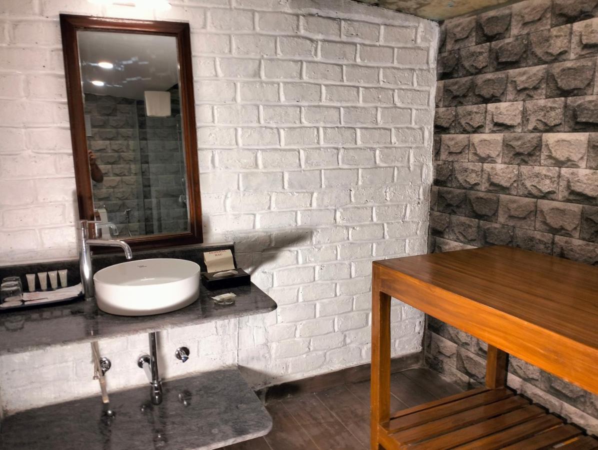 Fort Jadhavgadh -A Gadh Heritage Hotel Sasvad Екстер'єр фото